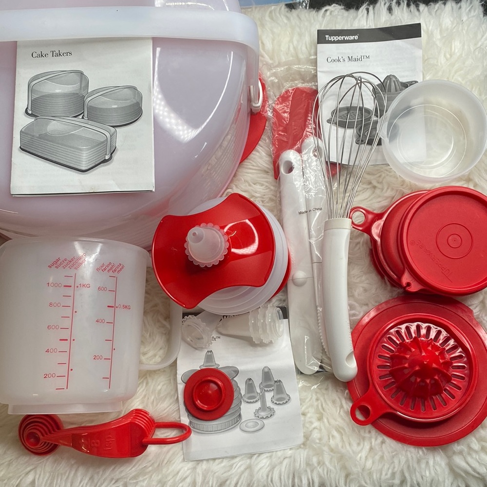 Tupperware lot of bake and take measuring cups/spoons squeeze it